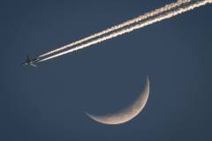 Mond und Flugzeug