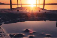 Pfütze und Sonnenuntergang