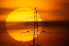 Sonne und Strommasten