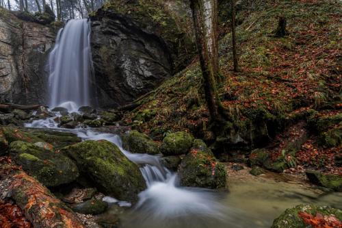 Herbstlicher Wasserfall 