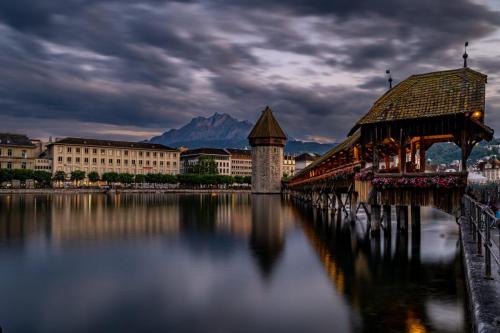 Kapellbrücke Luzern mit Pilatus am Abend 