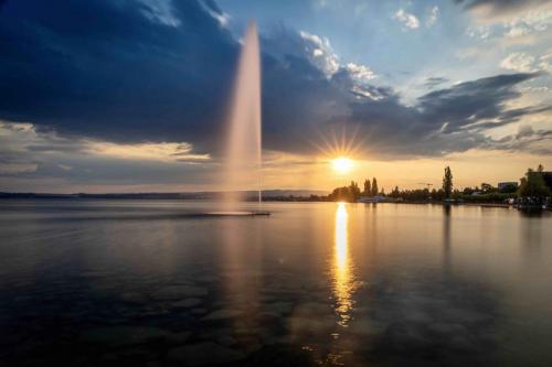 Wasserfontäne am Zugersee bei Sonnenuntergang